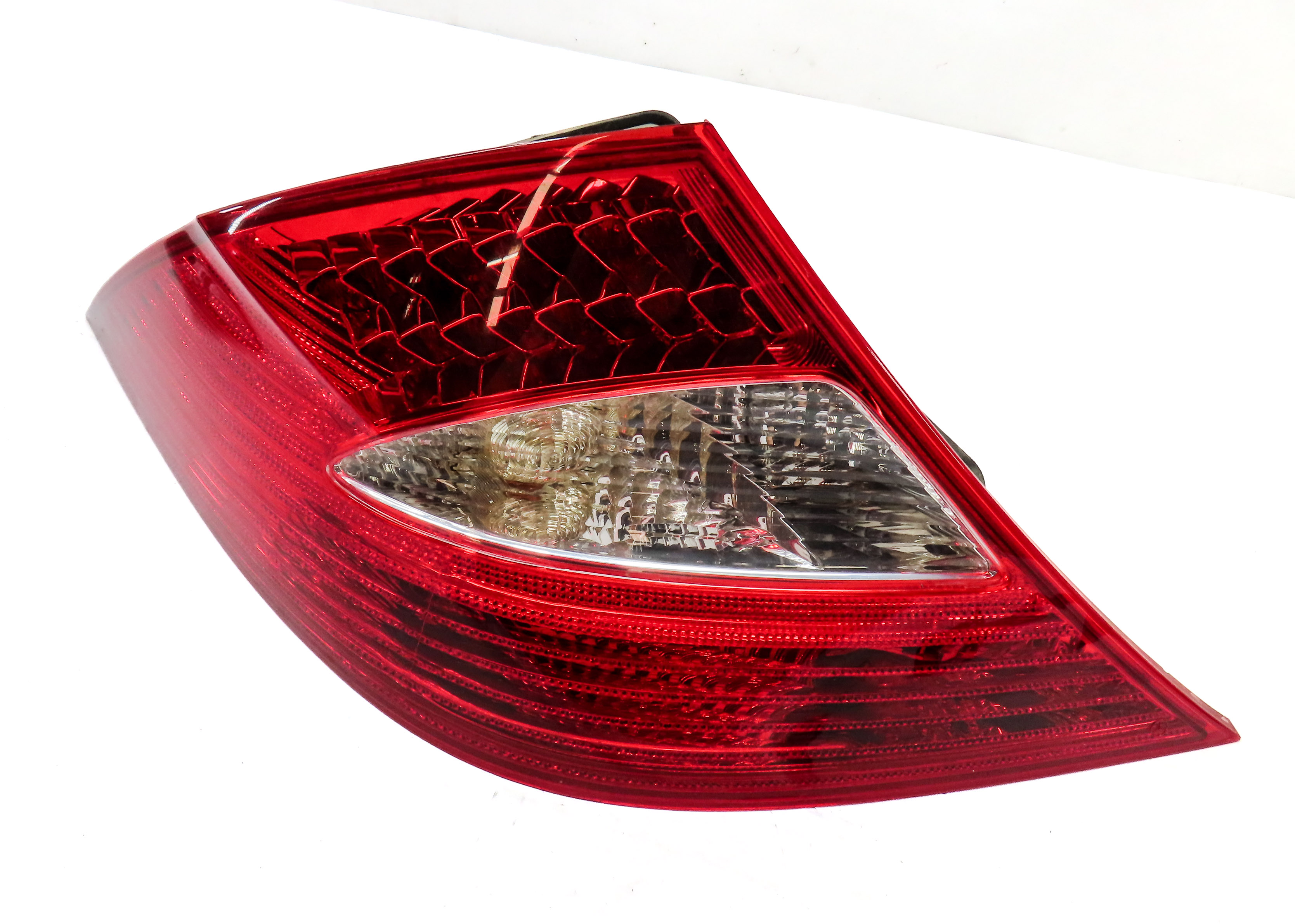 06-08 MERCEDES CLS55 CLS63 CLS500 CLS550 (W219) LEFT REAR TAILLIGHT BRAKE LIGHT — exact item pictured